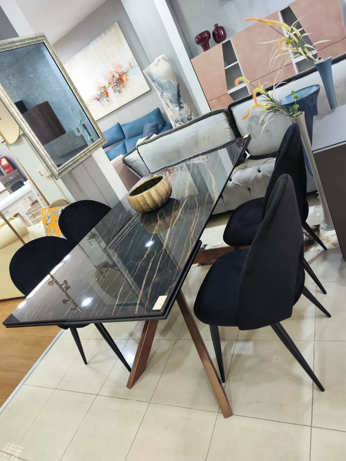 Tavolo di Friulsedie. Sedie in velluto nero di Tomasucci